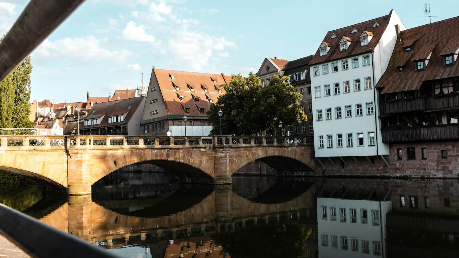 Blick auf die Nürnberger Maxbrücke im Herzen der Metropolregion Erlangen-Nürnberg-Fürth.