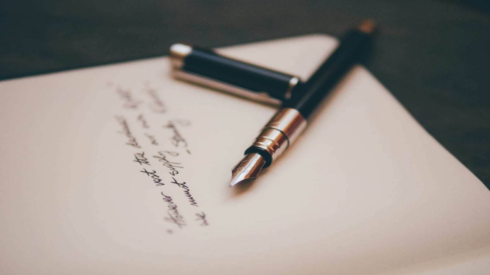 Handschriftliches Testament mit Füllfederhalter auf einem Schreibtisch